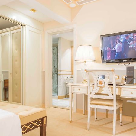 פירנצה Golden Tower Hotel & Spa מראה חיצוני תמונה A room at the hotel