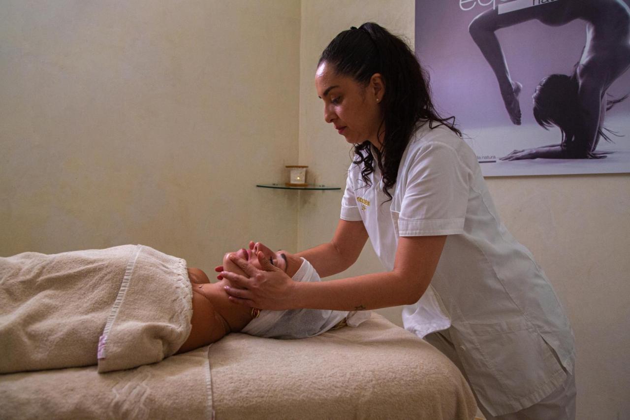 פירנצה Golden Tower Hotel & Spa מראה חיצוני תמונה A spa treatment