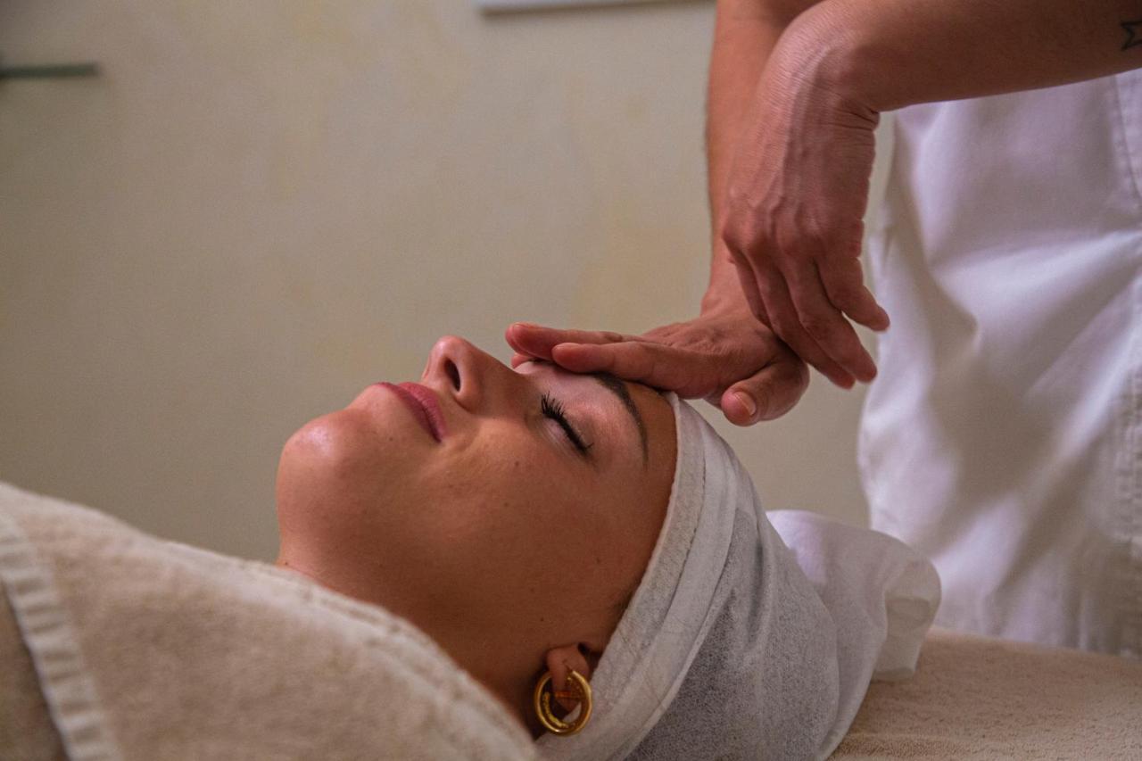 פירנצה Golden Tower Hotel & Spa מראה חיצוני תמונה A woman receiving a facial massage