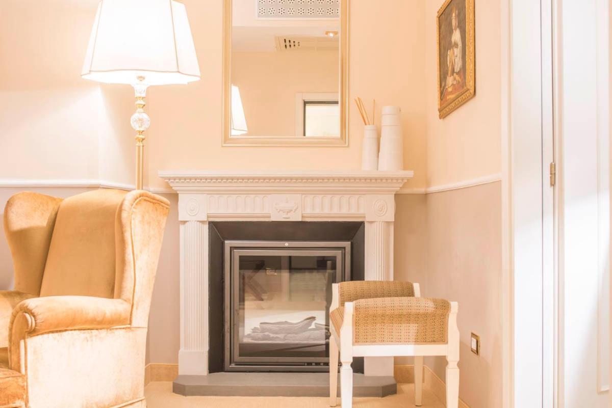 פירנצה Golden Tower Hotel & Spa מראה חיצוני תמונה A fireplace in a living room