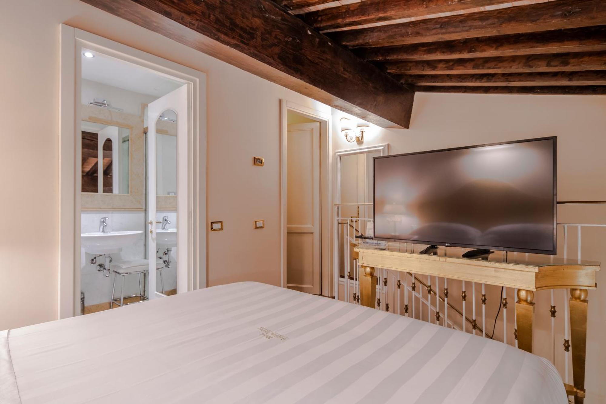 פירנצה Golden Tower Hotel & Spa מראה חיצוני תמונה A room at the hotel