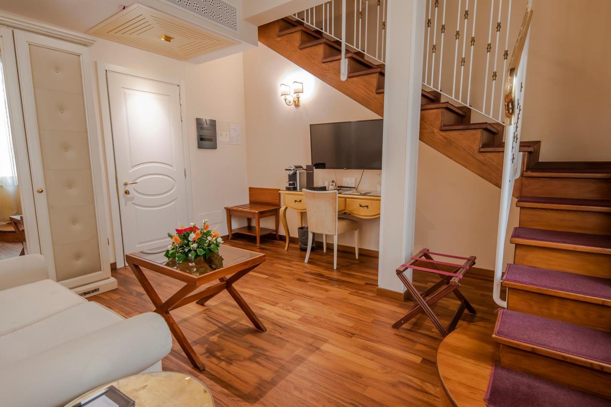פירנצה Golden Tower Hotel & Spa מראה חיצוני תמונה A room at the hotel