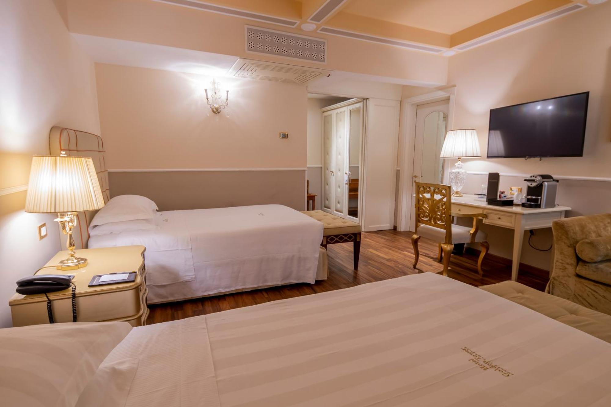 פירנצה Golden Tower Hotel & Spa מראה חיצוני תמונה A room at the hotel
