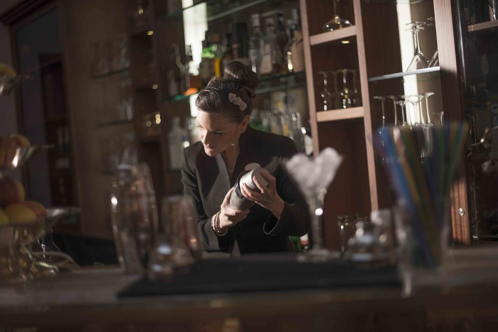 פירנצה Golden Tower Hotel & Spa מראה חיצוני תמונה A bartender at work