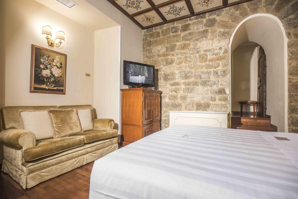 פירנצה Golden Tower Hotel & Spa מראה חיצוני תמונה A room at the hotel