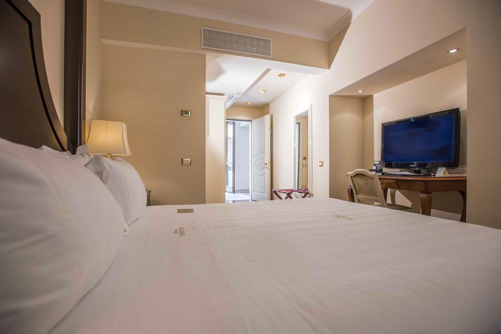 פירנצה Golden Tower Hotel & Spa מראה חיצוני תמונה A room at the hotel