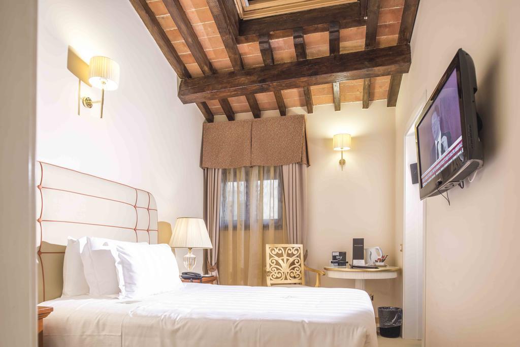 פירנצה Golden Tower Hotel & Spa מראה חיצוני תמונה A room at the hotel